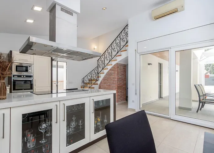 Goldhome - New House With Private Heated Pool, Parking, Wifi, Games Room