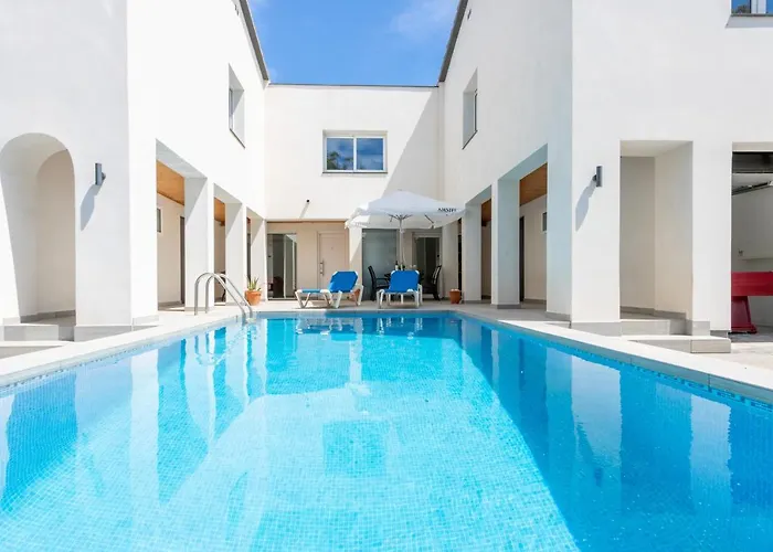 Goldhome - New House With Private Heated Pool, Parking, Wifi, Games Room