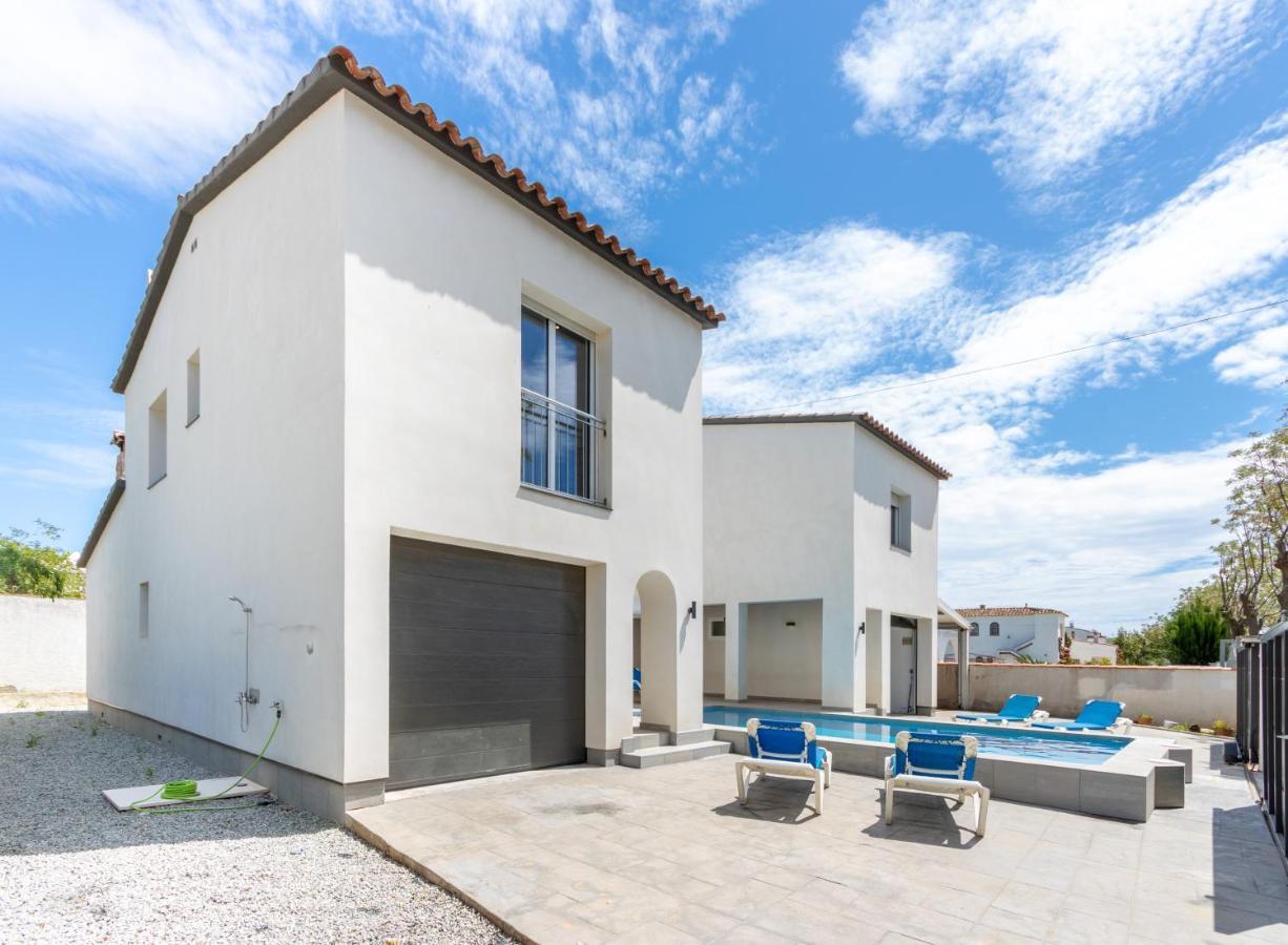 Villa Goldhome - New House With Private Heated Pool, Parking, Wifi, Games *
