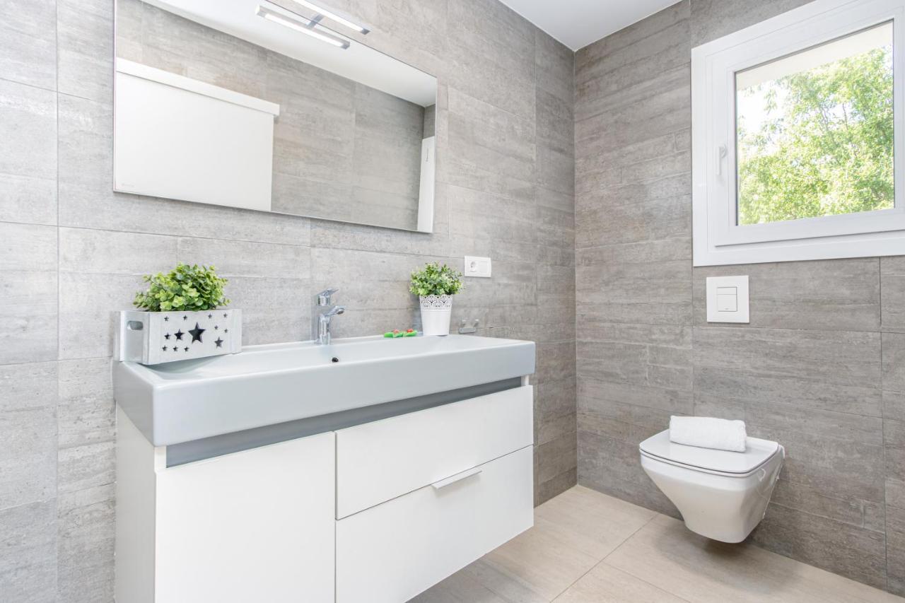 Goldhome - New House With Private Heated Pool, Parking, Wifi, Games