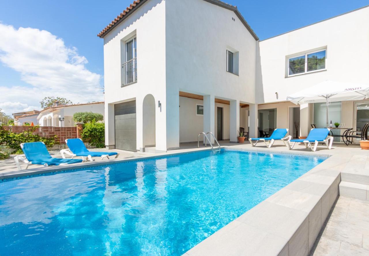 Goldhome - New House With Private Heated Pool, Parking, Wifi, Games Empuriabrava
