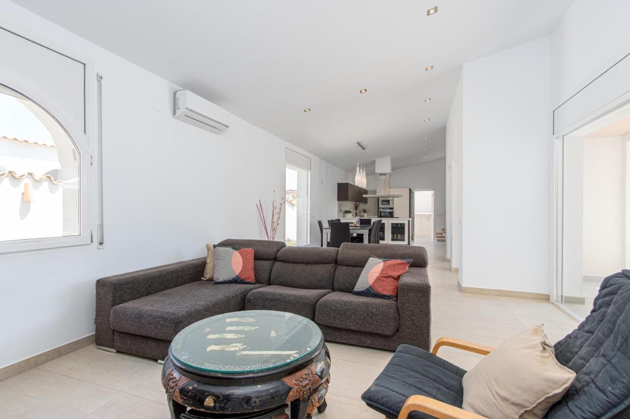 Goldhome - New House With Private Heated Pool, Parking, Wifi, Games Villa *