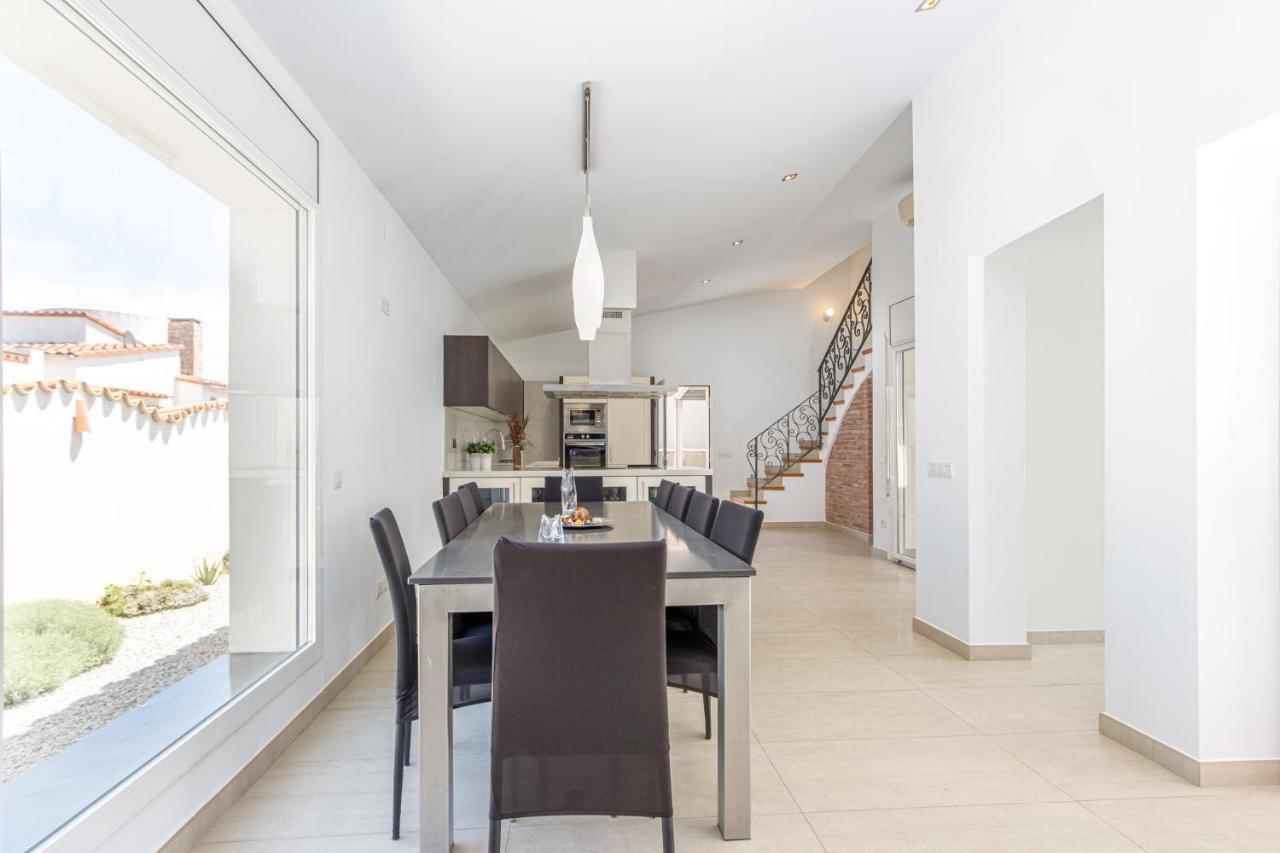 Goldhome - New House With Private Heated Pool, Parking, Wifi, Games * Empuriabrava