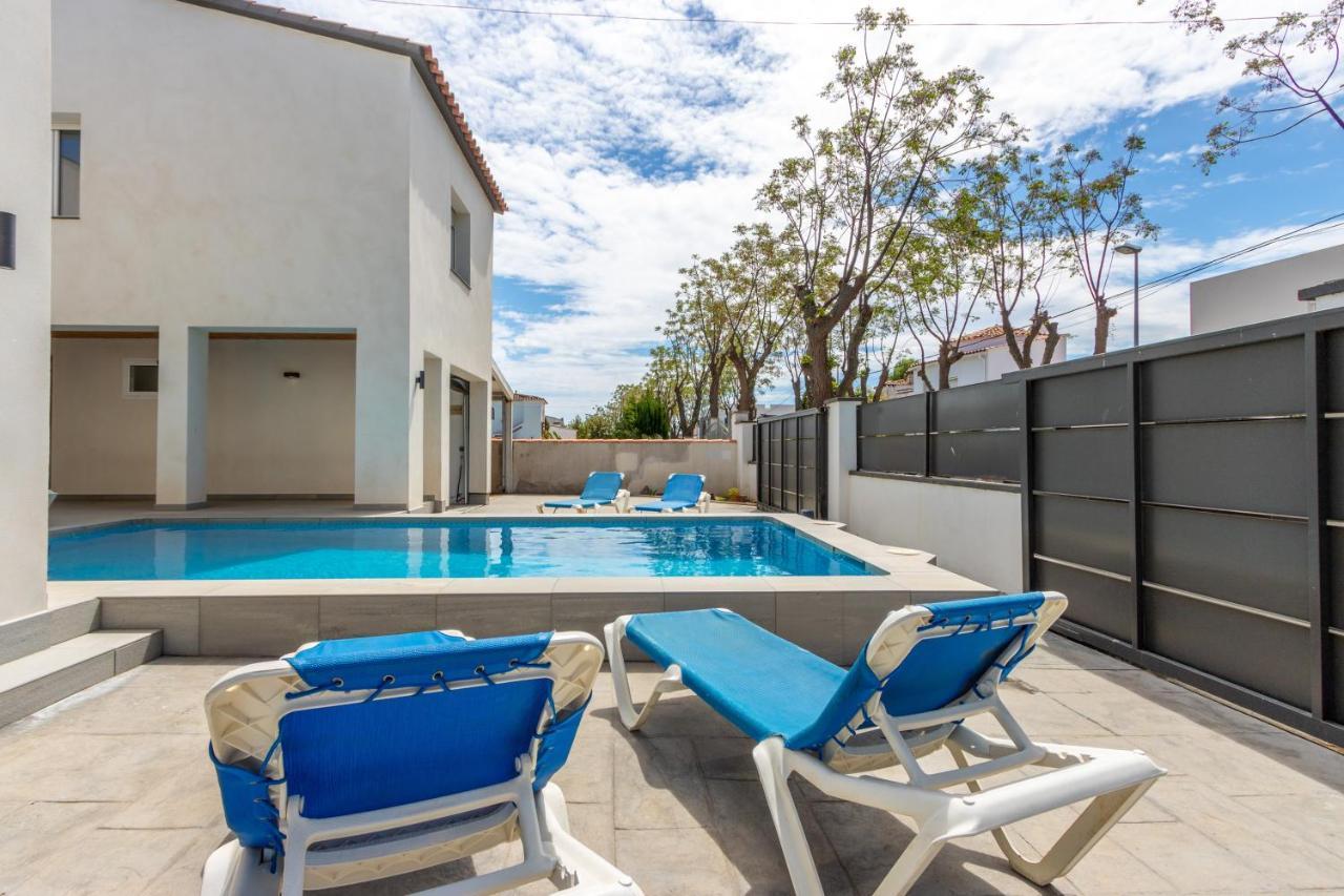 Villa Goldhome - New House With Private Heated Pool, Parking, Wifi, Games