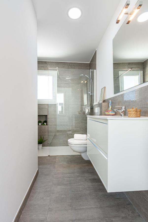 Villa Goldhome - New House With Private Heated Pool, Parking, Wifi, Games *