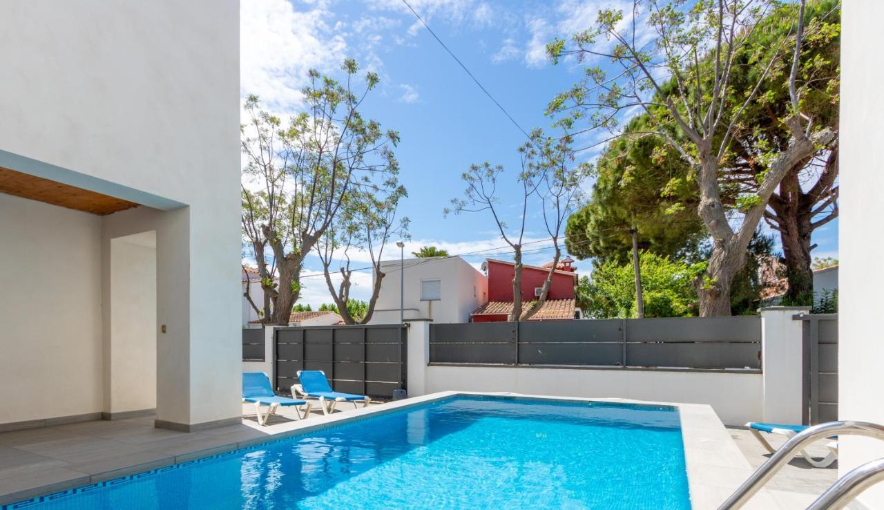 Goldhome - New House With Private Heated Pool, Parking, Wifi, Games Villa
