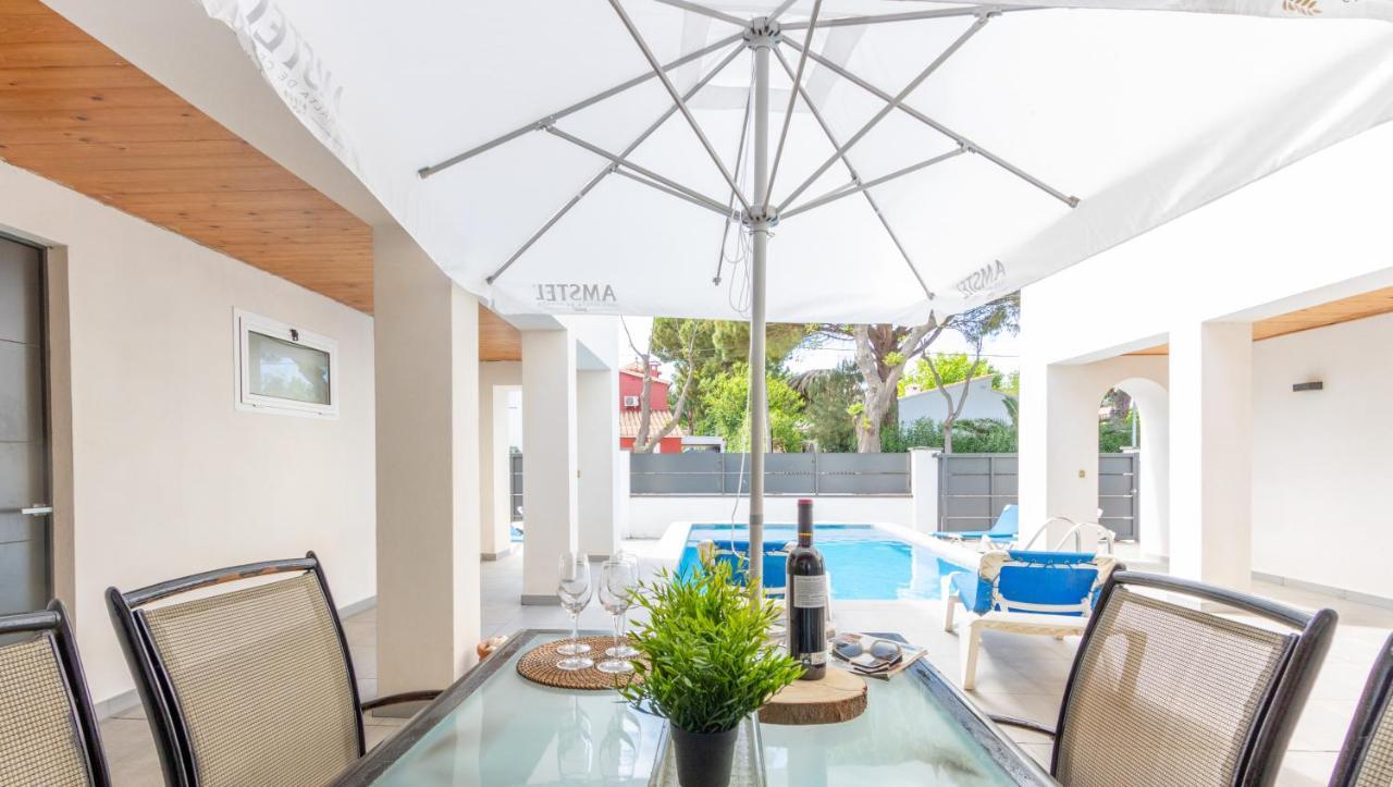 Villa Goldhome - New House With Private Heated Pool, Parking, Wifi, Games *