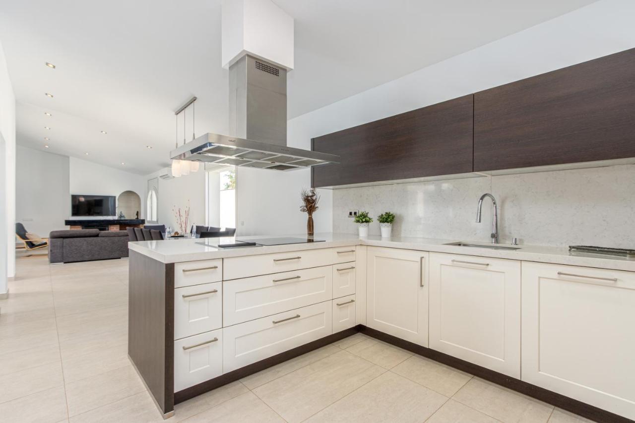 Villa Goldhome - New House With Private Heated Pool, Parking, Wifi, Games *