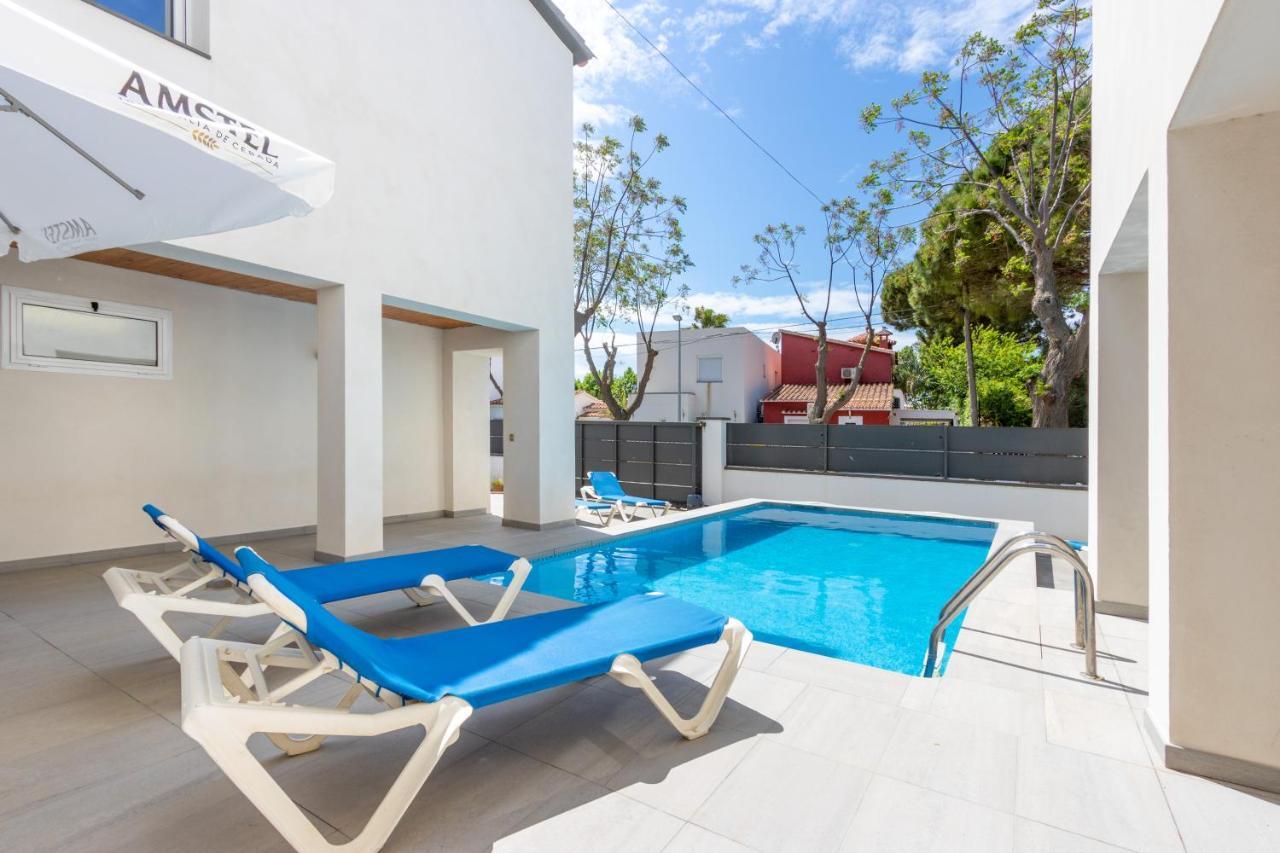 Villa Goldhome - New House With Private Heated Pool, Parking, Wifi, Games
