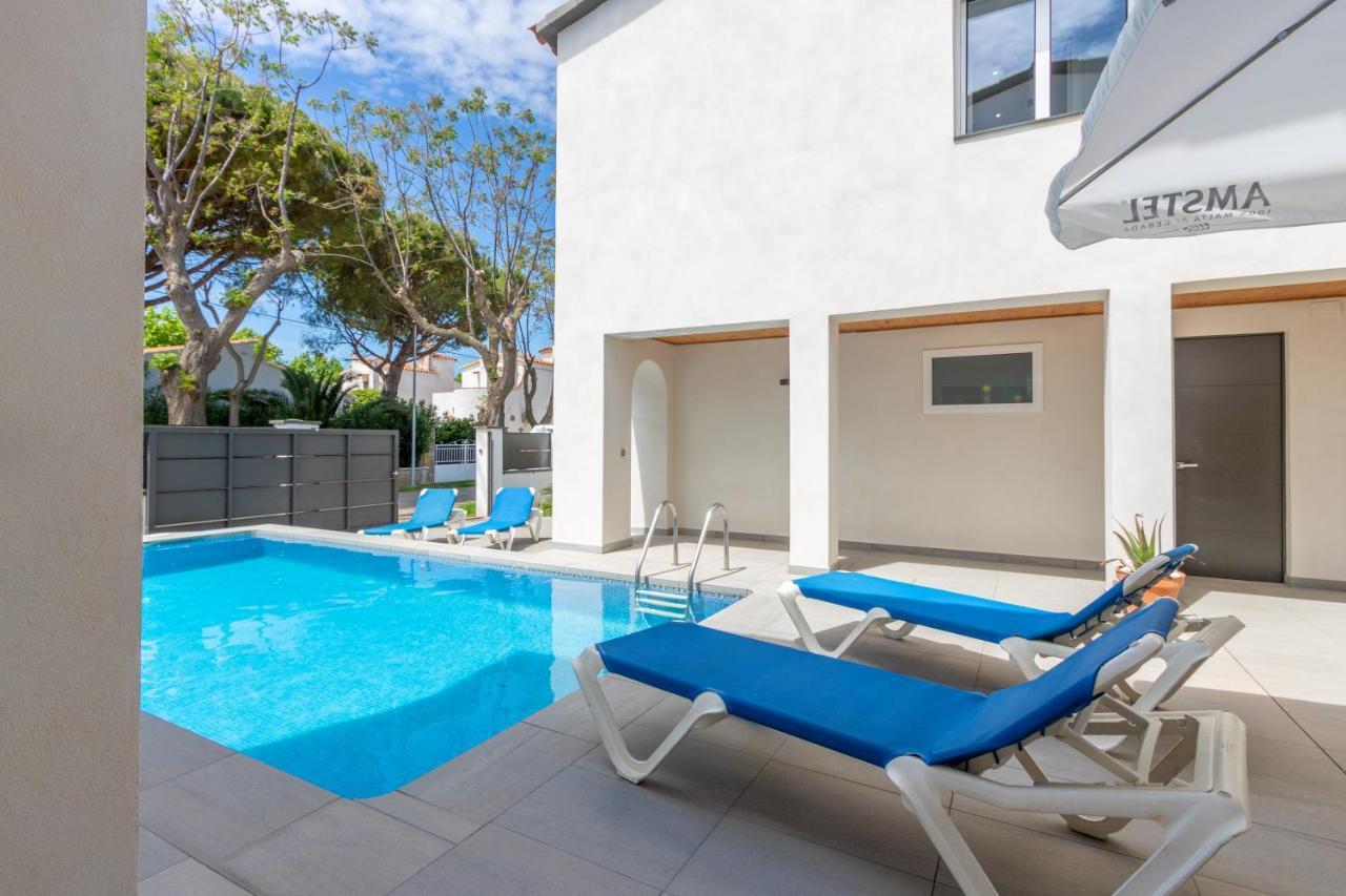 Villa Goldhome - New House With Private Heated Pool, Parking, Wifi, Games *